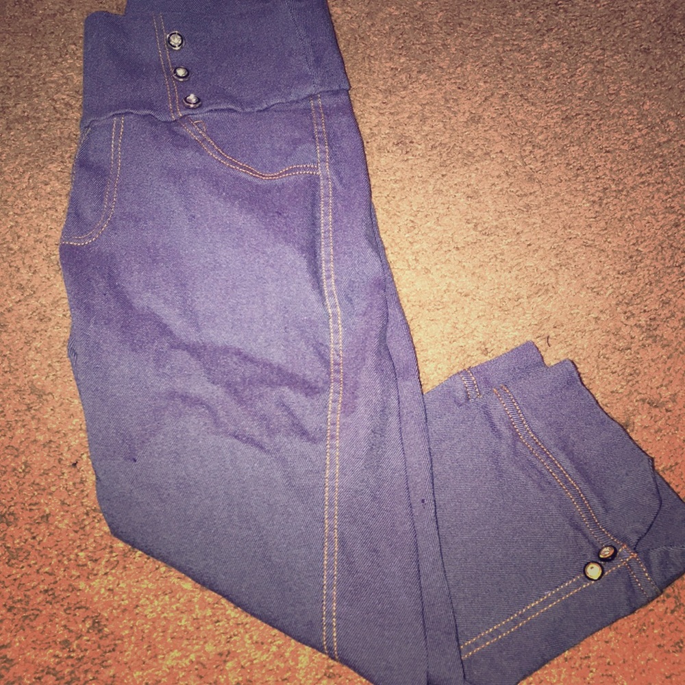 A Blue Pair Of Capris Pants With Cute Buttons‼️